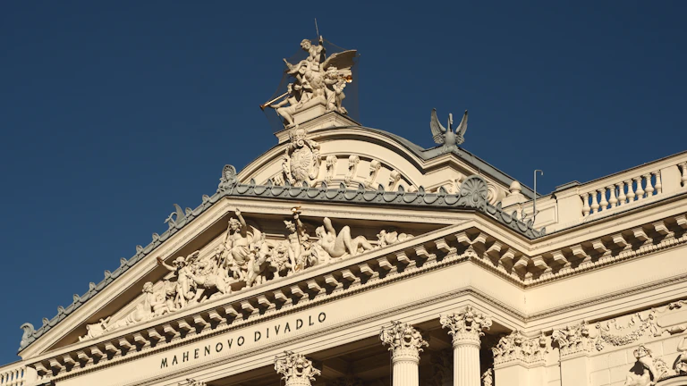 변호사와 의뢰인이 경제 범죄 대응 전략을 논의하는 모습