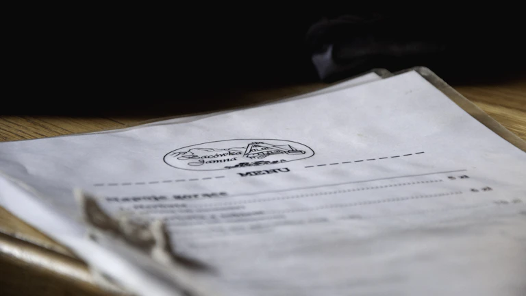 판사의 법봉과 법률 서류