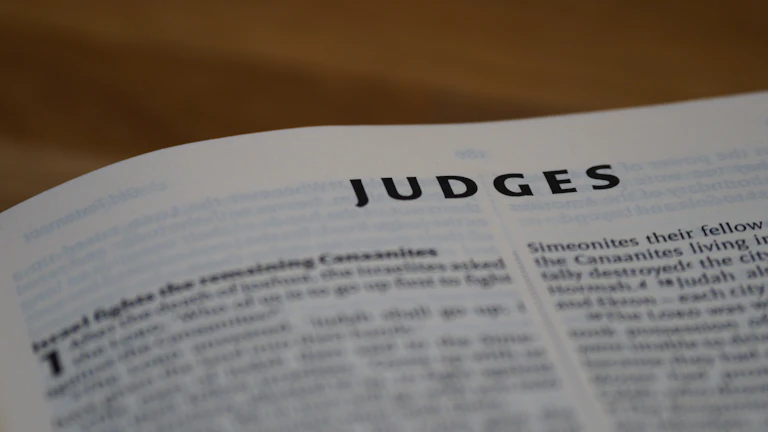 2026년 자산 동결 및 피해금 환수 전략 2 판사 망치와 법률 문서 이미지