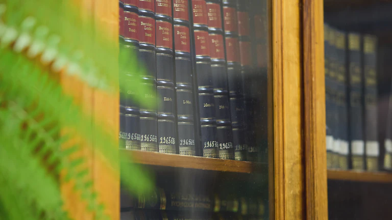 법봉과 공사계약서 서류가 놓인 법정 테이블