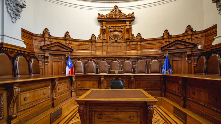 법봉과 법률 서류가 놓인 법정 테이블