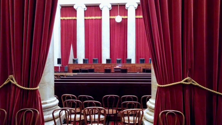 법정에서 변호사가 변론하는 모습