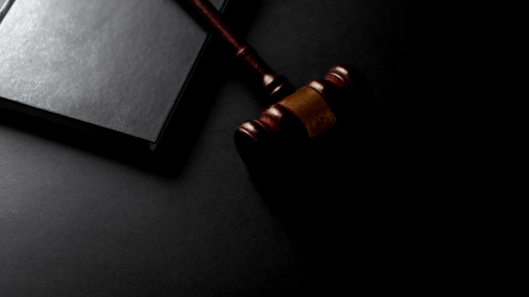 2026년 개정법 기반 상속 재산 방어와 승소 전략 1 법정에서 사용되는 상속 관련 법률 문서와 의사봉