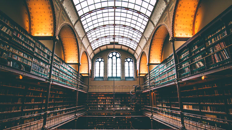 변호사가 의뢰인과 서류를 검토하며 전략을 세우는 모습