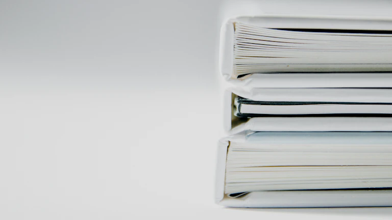 법정 내부의 권위 있는 전경