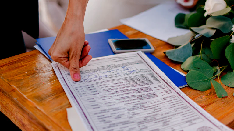 맞벌이 부부, 혼수 지분 기여도 입증 전략 2 계약서에 서명하는 장면 또는 도장 이미지