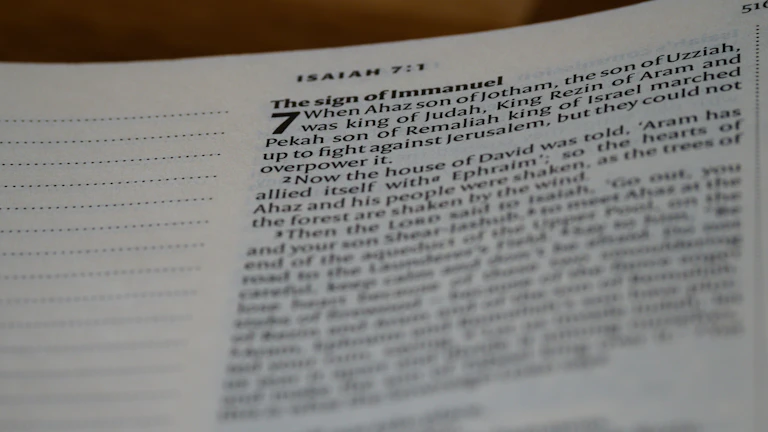 펜과 안경이 놓인 법률 서류