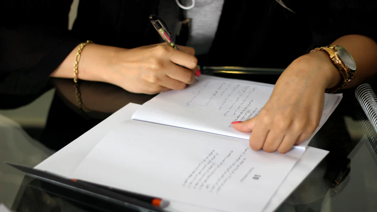 계약서에 서명하는 만년필과 법률 서류