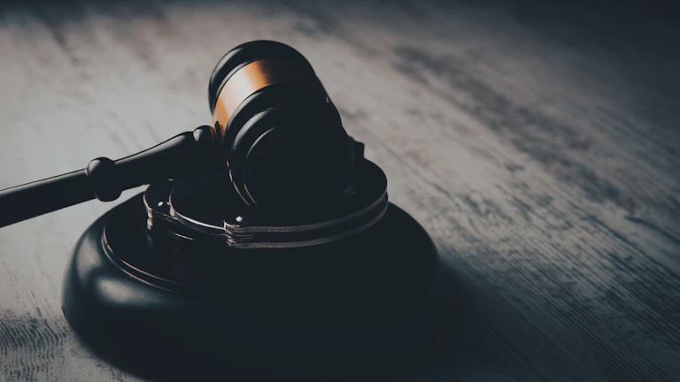 법의 저울과 정의의 여신상