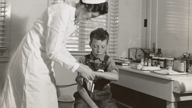 복합 질병 산재 인정 기준과 보상금 증액 전략 1 의사가 환자 차트를 검토하는 이미지