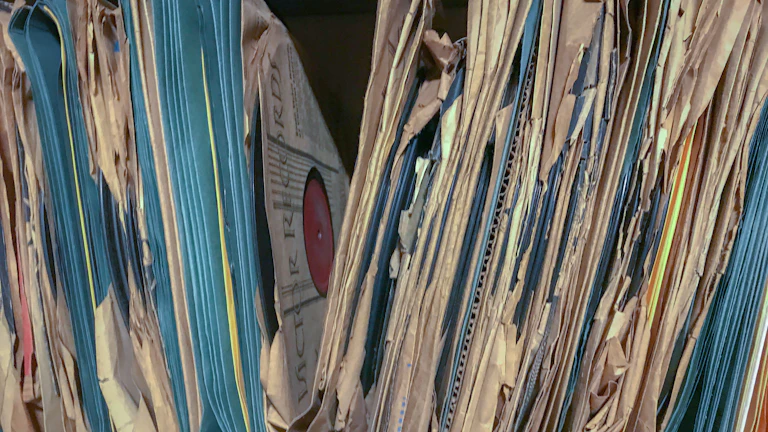 법률 서류 더미 이미지