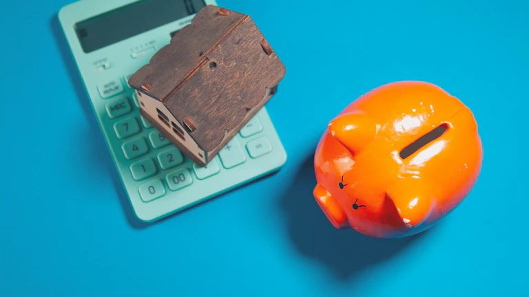 은행 거래 내역서와 계산기가 놓인 모습