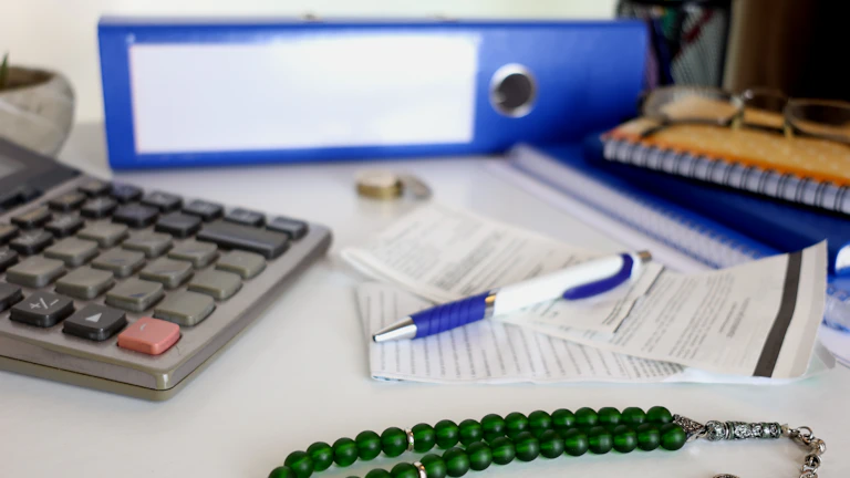 양육비 액수를 계산하고 지급하는 과정을 상징하는 이미지