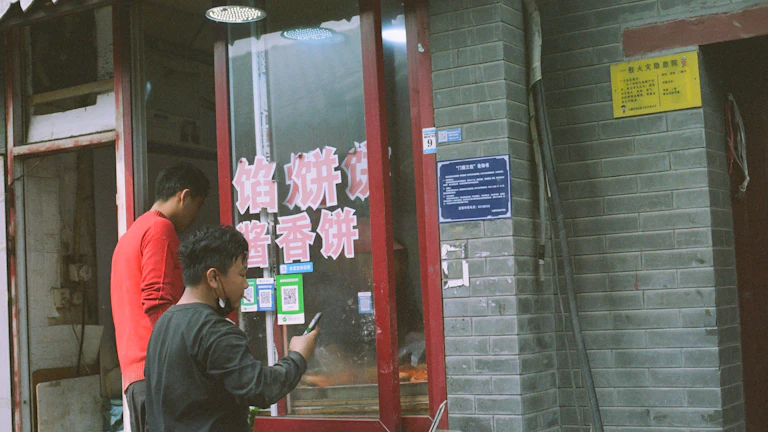 CCTV 화면에 찍힌 두 사람이 함께 건물로 들어가는 모습