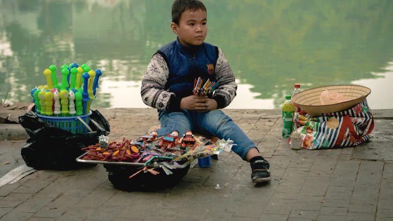 학용품을 들고 있는 아이