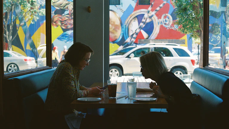 맞벌이 부부가 재정 상담을 하는 모습