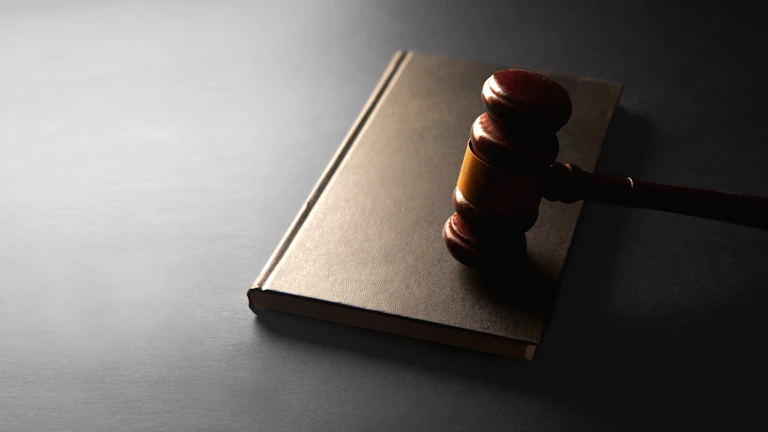 법원의 판사봉과 상가임대차보호법 법전