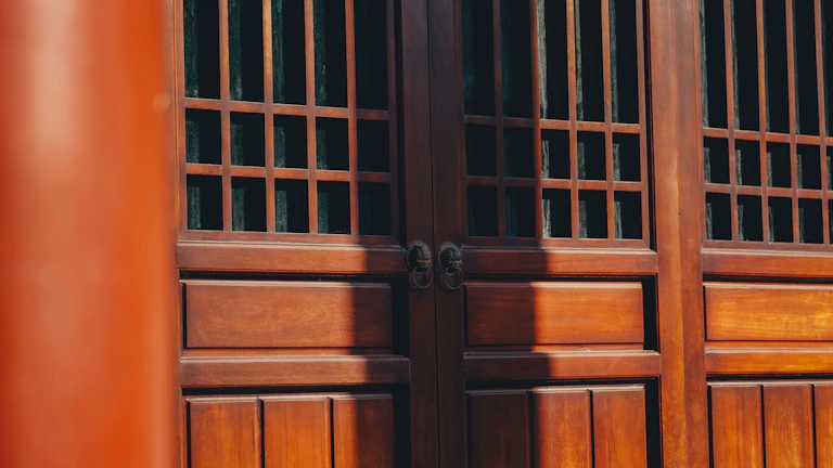 법봉과 법률 서류가 놓여 있는 법정 모습