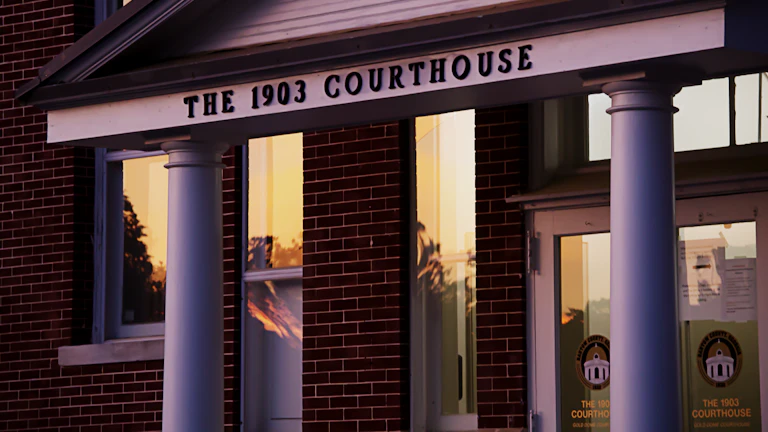 법원의 정의의 저울과 법전