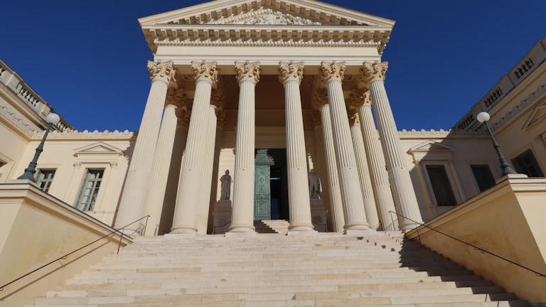 중대재해 대응 CEO 실형 방어법 1 판사봉과 법률 서류가 놓인 법정