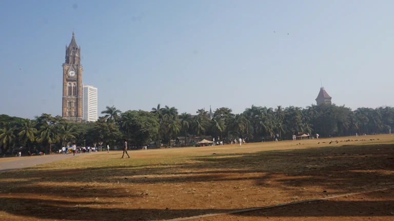 판사가 법봉을 두드리는 모습