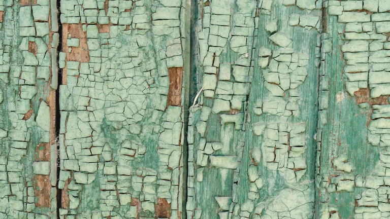 전세사기 피해로 고민하며 법률 서류를 검토하는 임차인