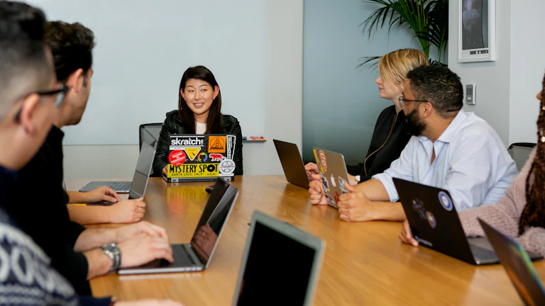 다양한 직장인들이 회의하는 모습