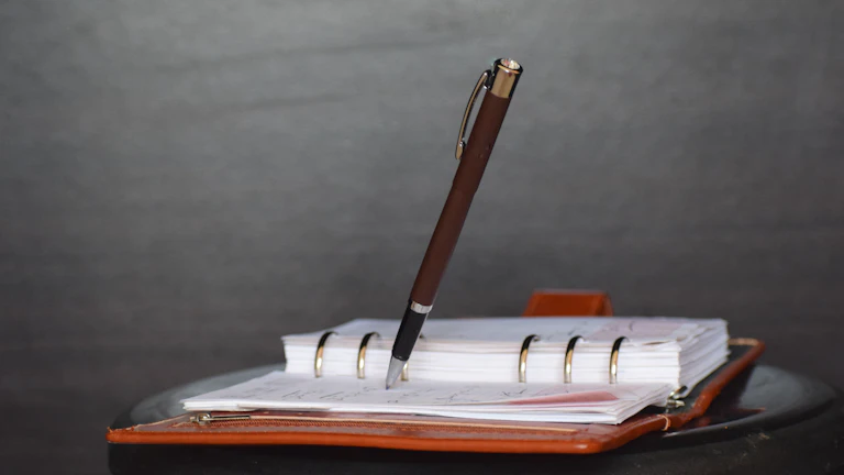 책상 위 펜과 서류