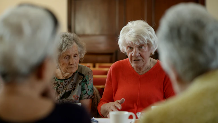 부모 부양과 간병을 상징하는 병원 내부 전경