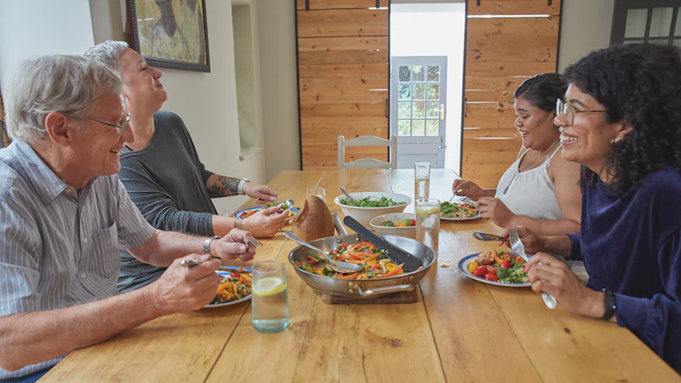 2026년 개정 상속법 기반, 배우자 기여분 50% 인정받는 증거 전략 1 가족들이 식탁에 앉아 재정 상황을 논의하는 모습