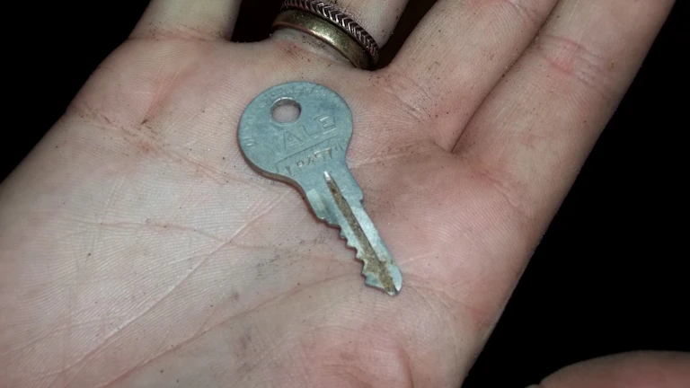 집 열쇠와 지폐가 놓인 테이블 위에서 재산분할을 협의하는 모습