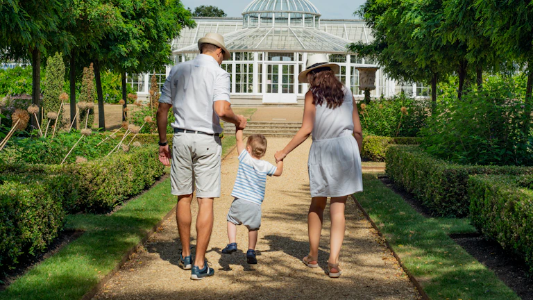 가족이 집으로 이사 짐을 옮기는 모습