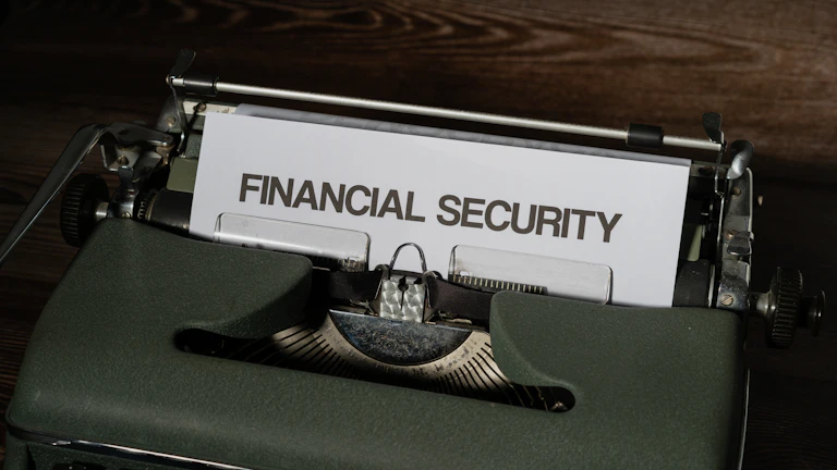 책상 위에 놓인 금융 서류와 계산기