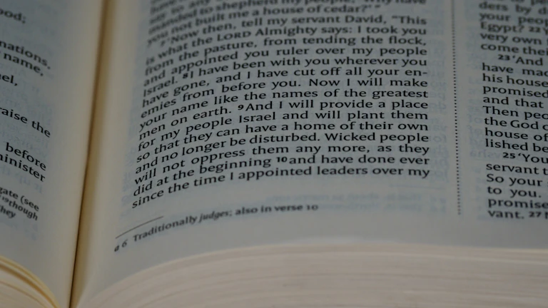 2026년 상가 건물 임대차 3기 이상 차임 연체 시 명도소송 대응법 2 법봉과 법전이 놓인 책상