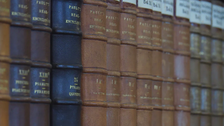 판사봉과 법률 서적