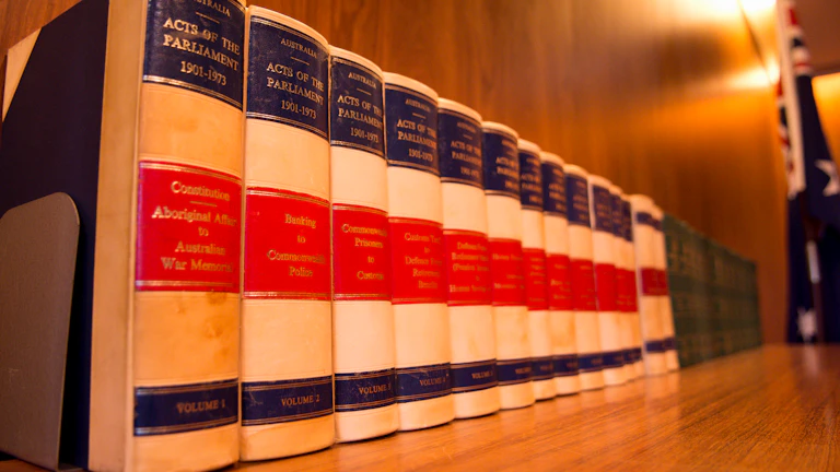 법봉과 법전이 놓인 법률 사무실