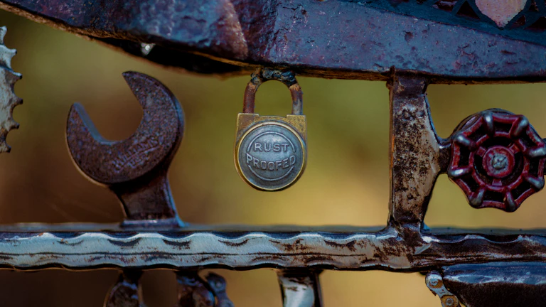 돈뭉치 위에 놓인 판사봉