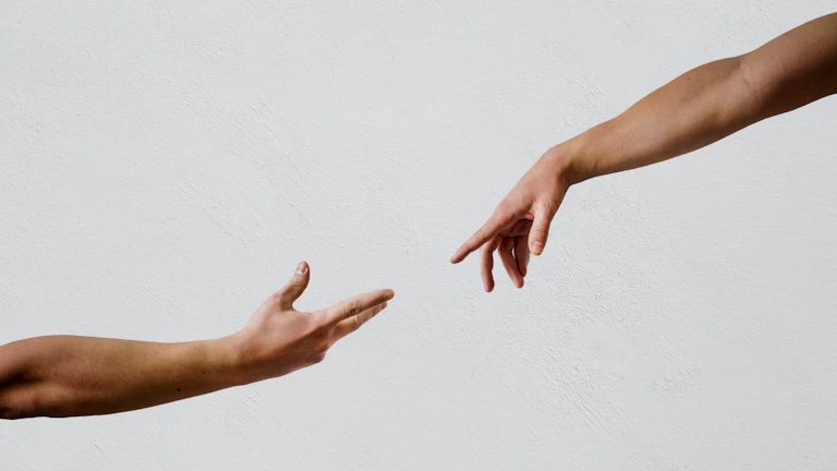 은행 창구 직원이 돈을 건네는 모습