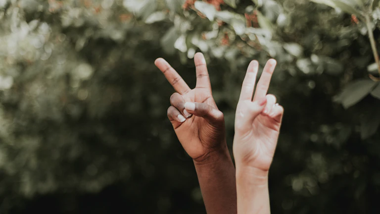 임차인의 원상복구 의무와 권리금 보호 전략 (2026년) 2 상가 임대차 계약서에 서명하는 손