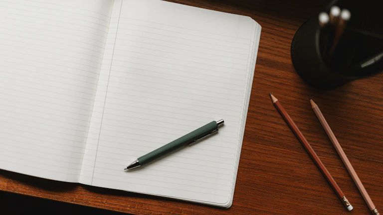 법률 문서 작성하는 손