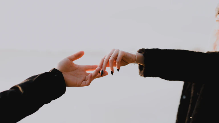 악수하며 계약서에 서명하는 사업가들