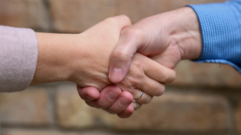 악수하며 계약을 체결하는 두 사업가