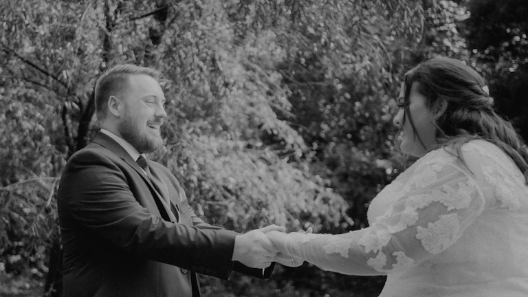 법률 서류 위에서 악수하는 모습