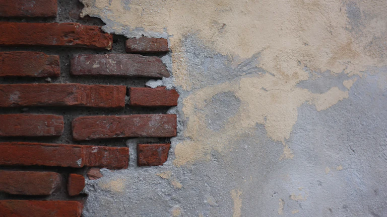 하자보수 기간 만료 전, 하자 보수 책임 묻는 방법 (2026년) 2 집주인이 벽의 균열을 휴대폰으로 촬영하는 모습