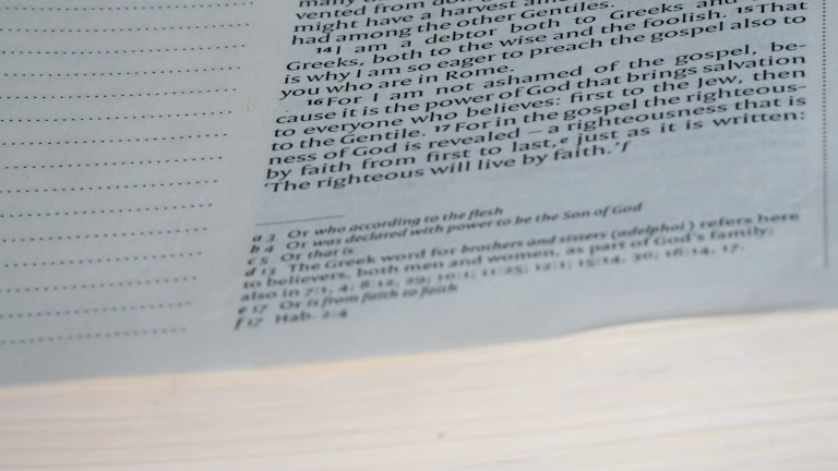 상속 법률 서류와 판사봉이 놓인 법정 전경