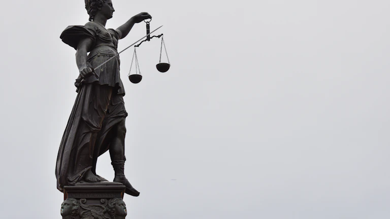 법률 서류 위에 놓인 판사봉