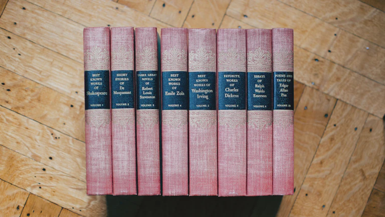 판사의 법봉과 법률 서적