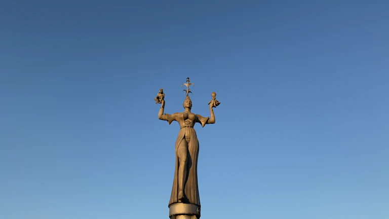 법과 정의를 상징하는 저울과 법전