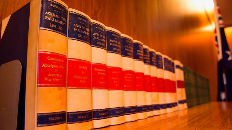 법률 천칭과 이혼 관련 서류