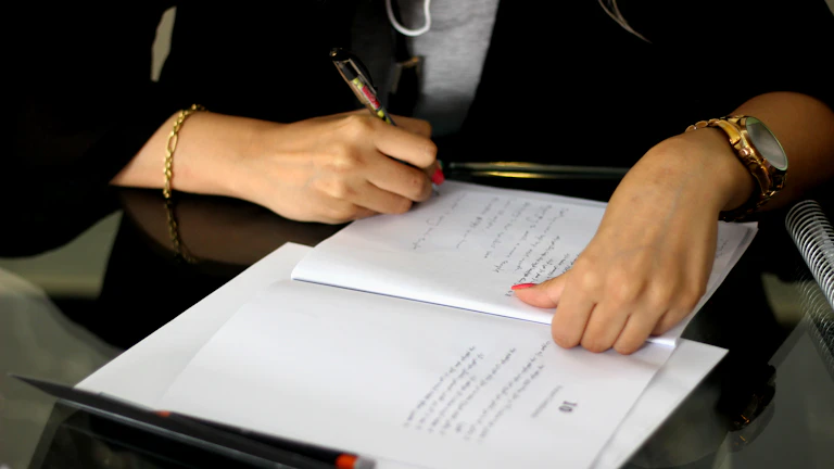 변호사와 상담하는 의뢰인